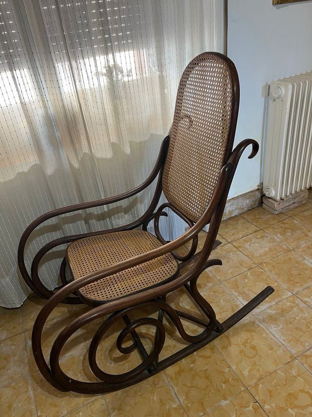 Poltrona antica in legno e vimini rustica