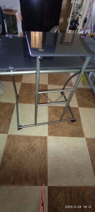 Escritorio cristal gris oscuro - metal con ruedas.