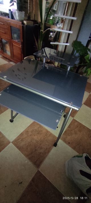 Escritorio cristal gris oscuro - metal con ruedas.