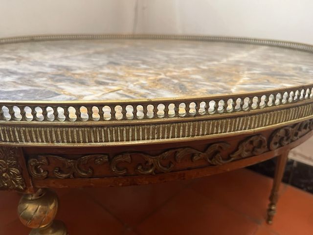 Antico tavolo rotondo in marmo, legno, ferro