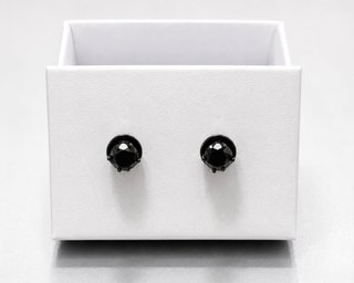 Pendientes Anil Arjandas diamantes negros