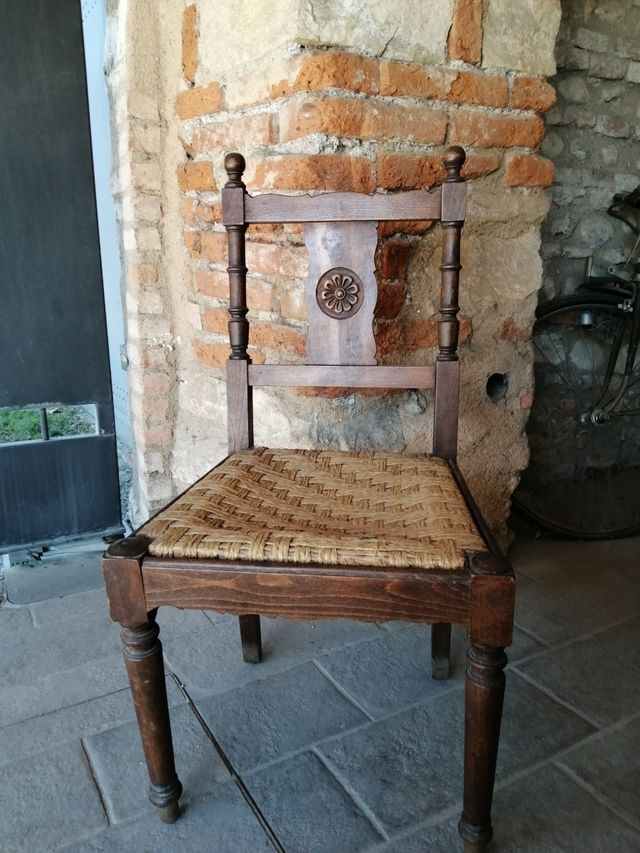 Seggiolina antica in legno di rovere impagliata