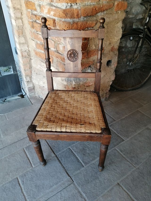 Seggiolina antica in legno di rovere impagliata