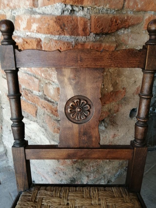 Seggiolina antica in legno di rovere impagliata