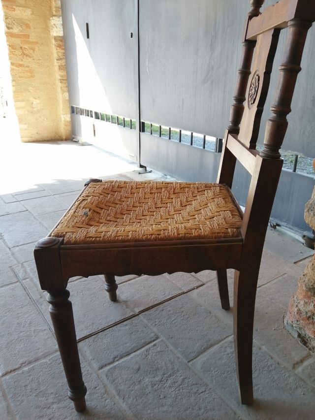 Seggiolina antica in legno di rovere impagliata