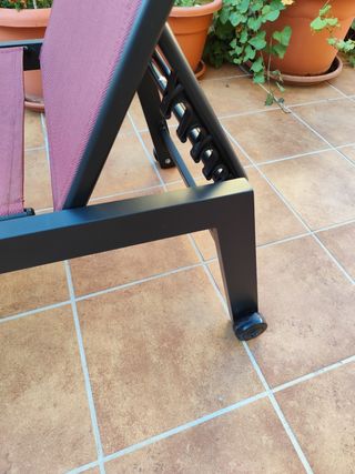 Tumbona exterior aluminio morada.