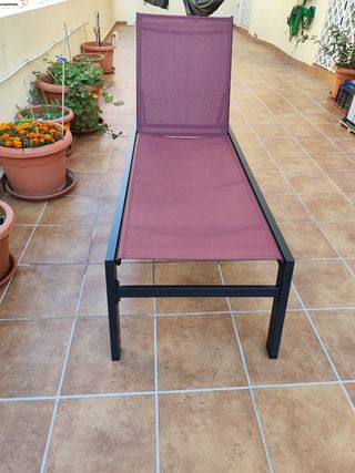 Tumbona exterior aluminio morada.