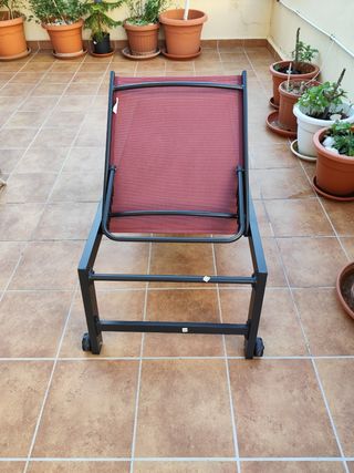 Tumbona exterior aluminio morada.