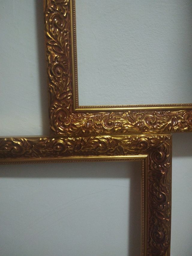 Pareja de cuadros dorados