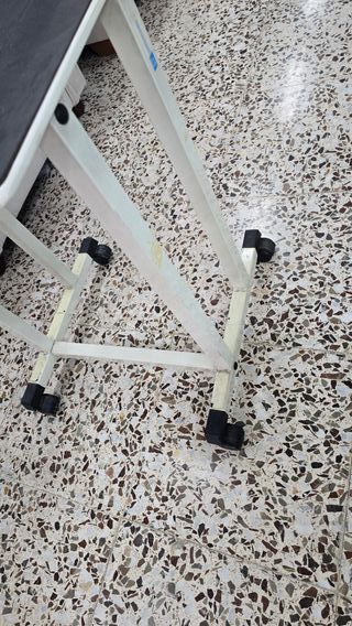 SOPORTE MAQUINA DE ESCRIBIR CON RUEDAS