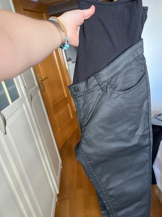 Pantalones premamá negros de cuero