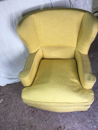 Sillón orejero vintage amarillo