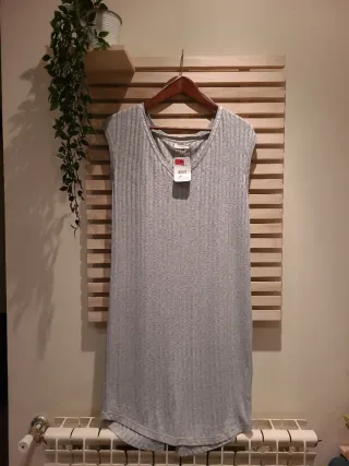 Vestido gris Amichi canalé sin mangas,escote pico