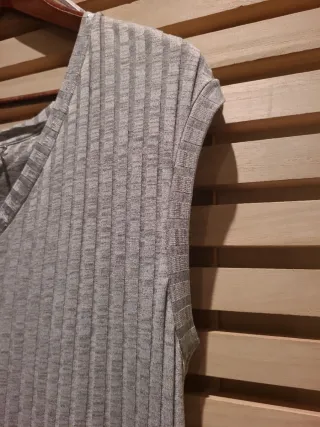 Vestido gris Amichi canalé sin mangas,escote pico