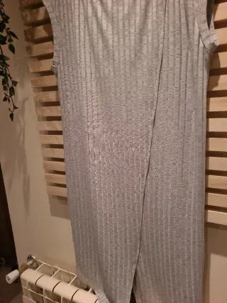 Vestido gris Amichi canalé sin mangas,escote pico