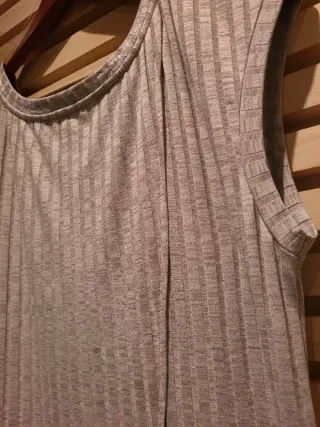 Vestido gris Amichi canalé sin mangas,escote pico