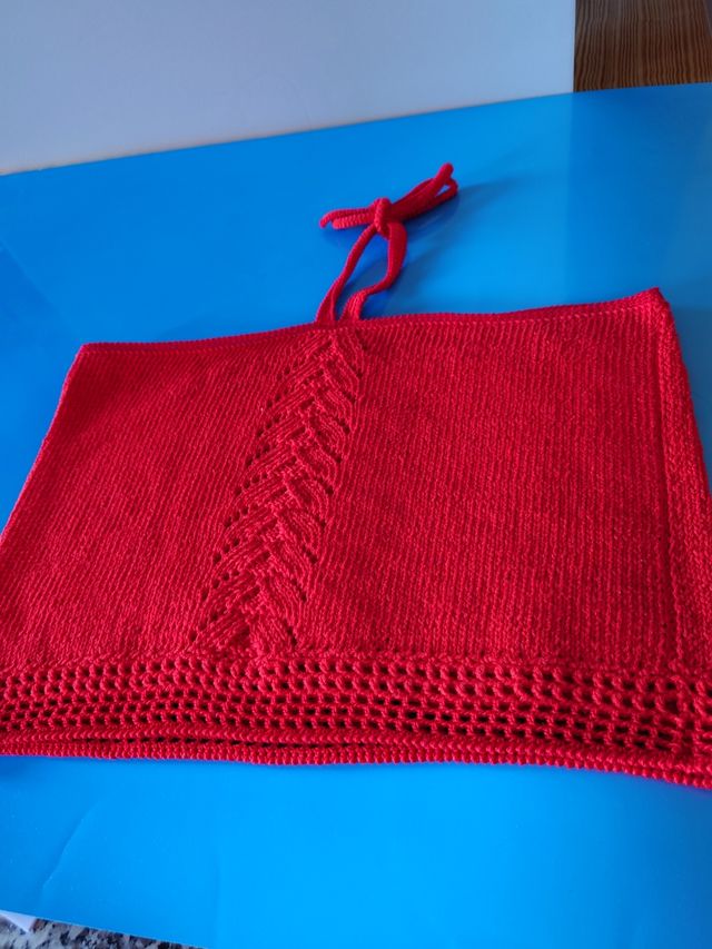 Top estivo rosso lavorato a maglia