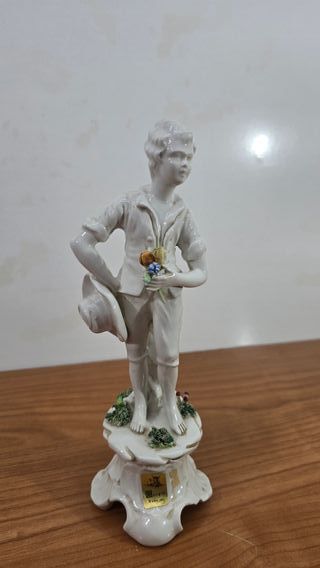 FIGURA DE PORCELANA BLANCA