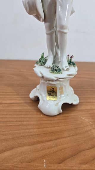 FIGURA DE PORCELANA BLANCA