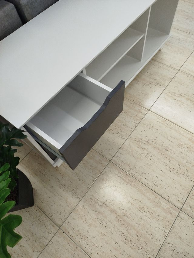 Mesa TV blanca y gris -madera
