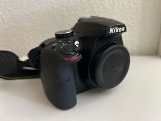 Cámara Nikon D3400 + objetivos + funda + cargador