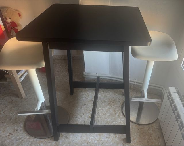 Mesa alta negra + 2 taburetes blancos
