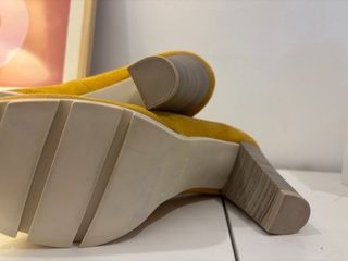 Zapatos tacón amarillos