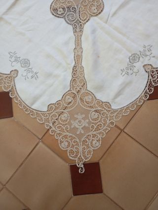 Mantelería bordada a mano y encaje de cantu