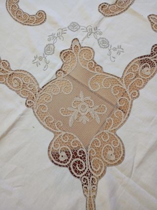 Mantelería bordada a mano y encaje de cantu