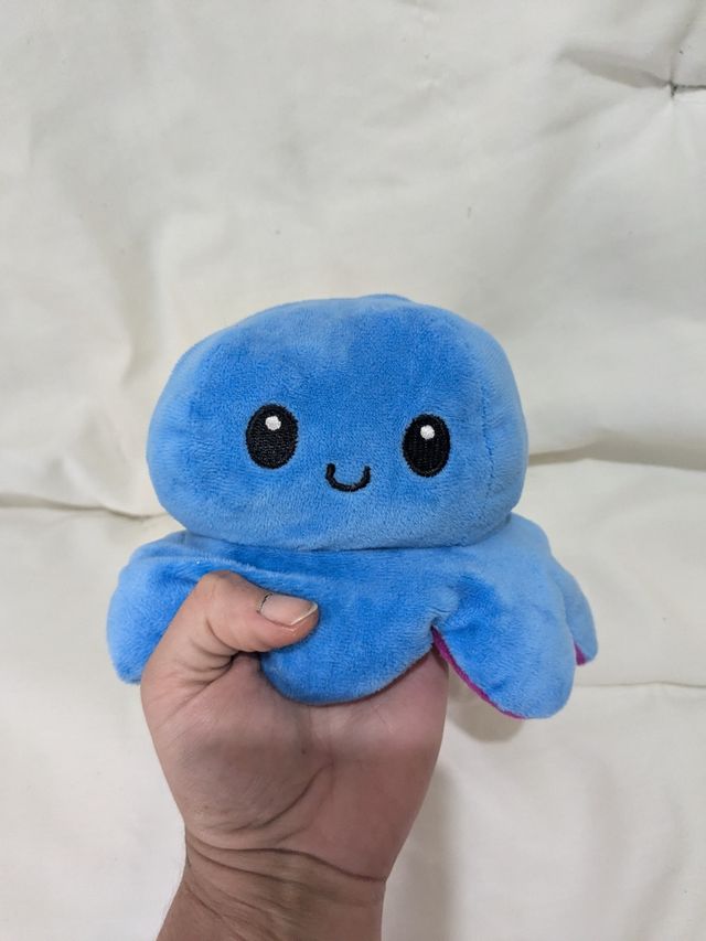 Simpático peluche de pulpo reversible