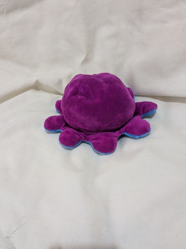 Simpático peluche de pulpo reversible
