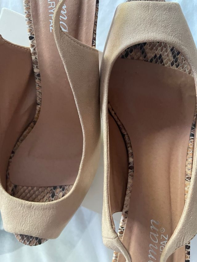 3 pares de zapatos , sandalias