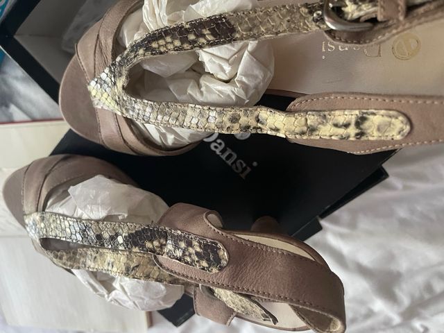 3 pares de zapatos , sandalias