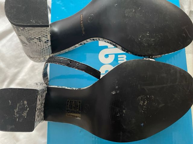 3 pares de zapatos , sandalias