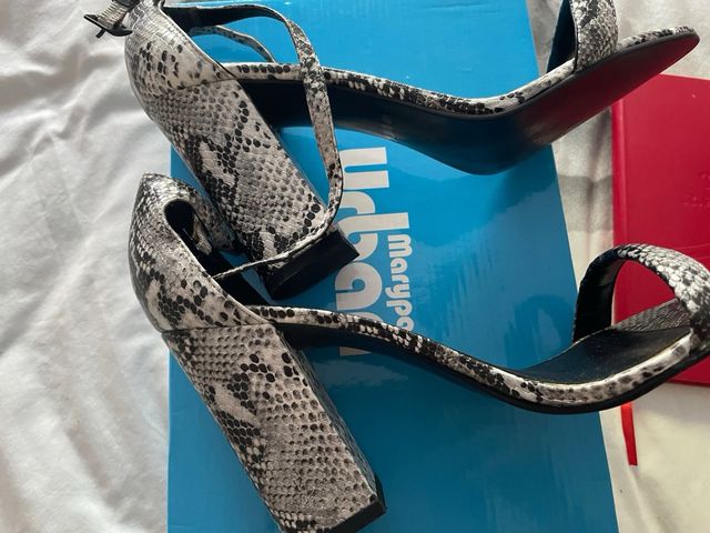 3 pares de zapatos , sandalias