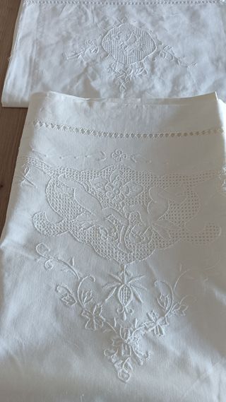 Sábanas blancas bordadas a mano