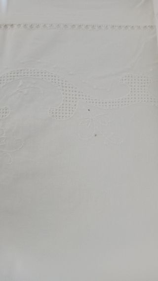 Sábanas blancas bordadas a mano