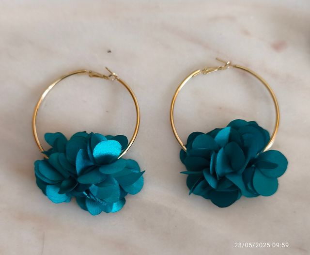 Aretes aro pétalos verdes / Sin marca