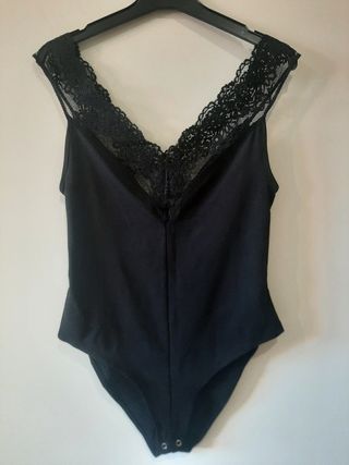 Body negro, con puntilla de encaje. 