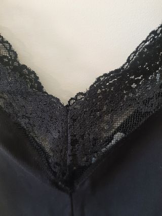 Body negro, con puntilla de encaje. 