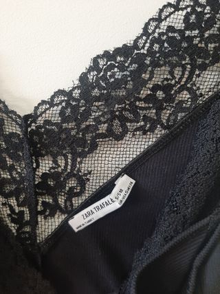 Body negro, con puntilla de encaje. 