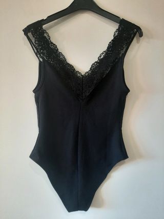 Body negro, con puntilla de encaje. 