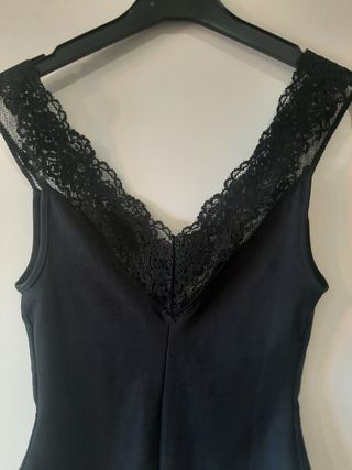 Body negro, con puntilla de encaje. 