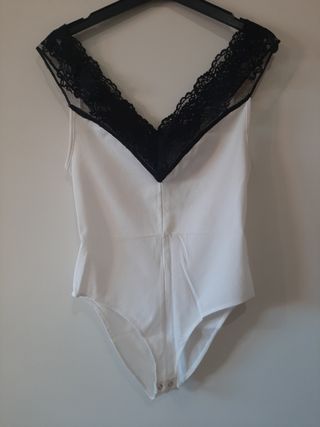 Body blanco, con puntilla de encaje negra. 