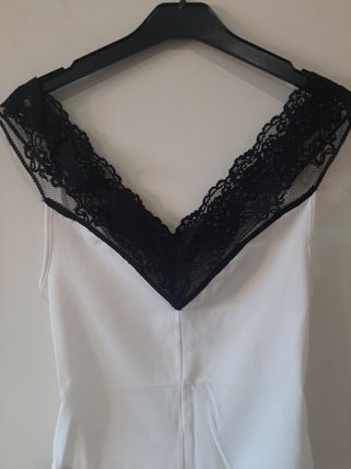 Body blanco, con puntilla de encaje negra. 