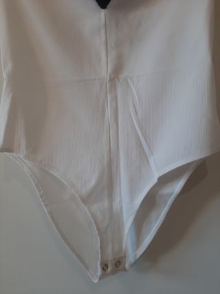 Body blanco, con puntilla de encaje negra. 
