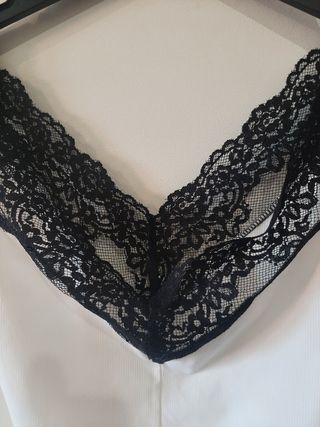 Body blanco, con puntilla de encaje negra. 