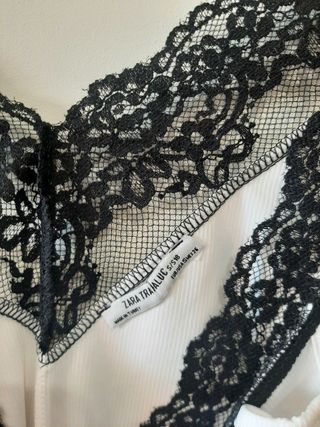 Body blanco, con puntilla de encaje negra. 