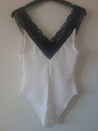 Body blanco, con puntilla de encaje negra. 