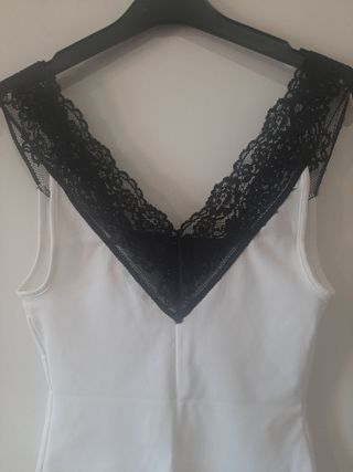 Body blanco, con puntilla de encaje negra. 